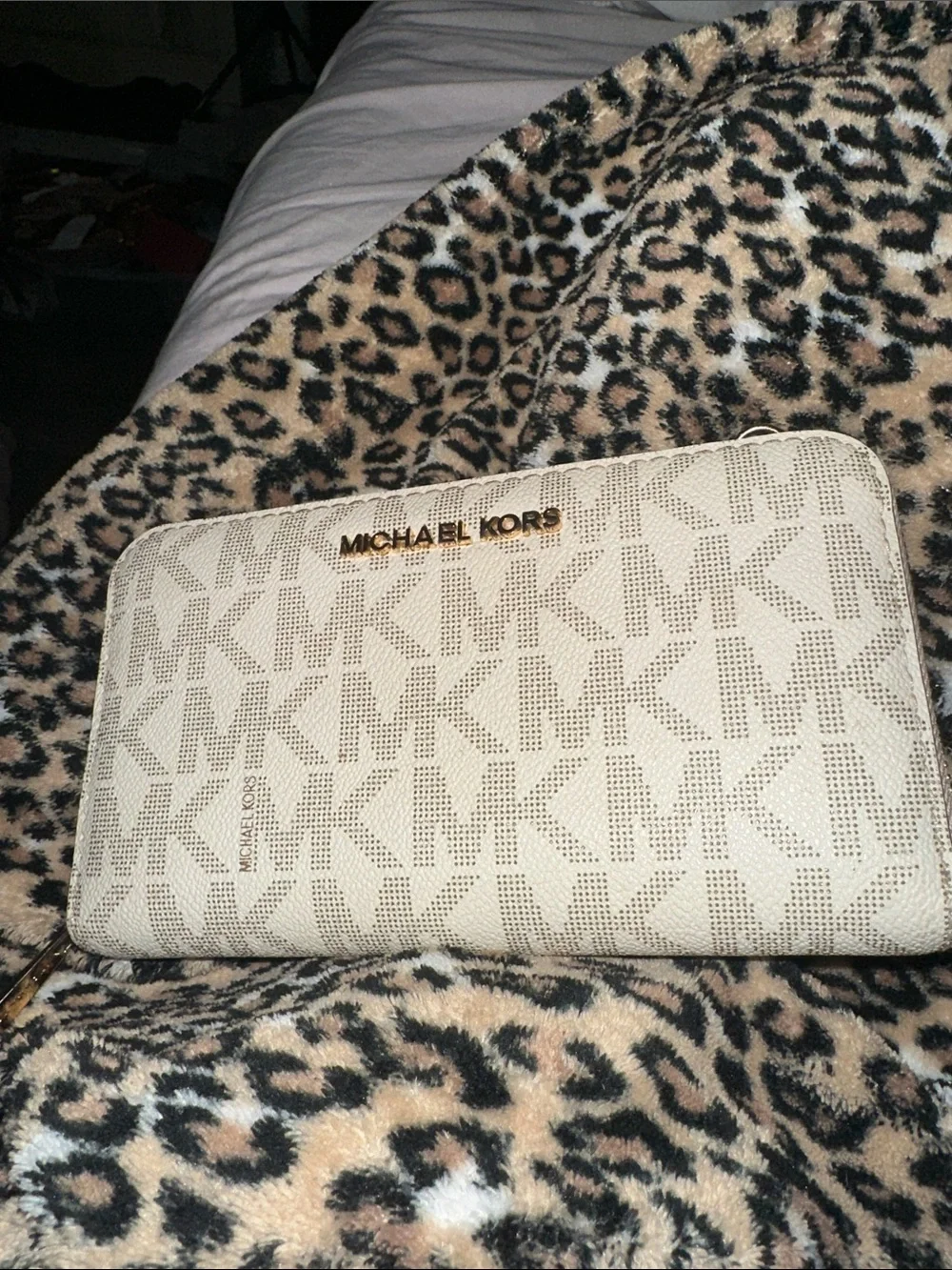 Michael Kors Cream and Gold MK Logo Zip Wallet lots of card and pockets good con
